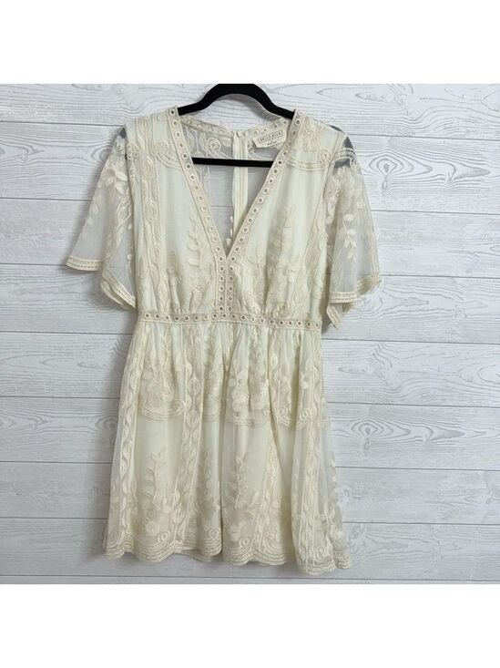 Bella Ella Dresses & Skirts - Bella Ella Women’s Cream Lace Mini Dress. Size M